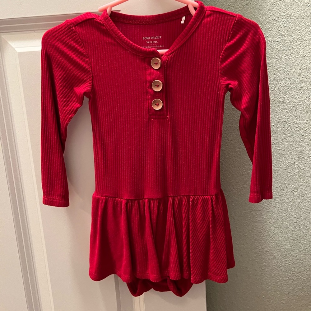 Red ribbed twirl